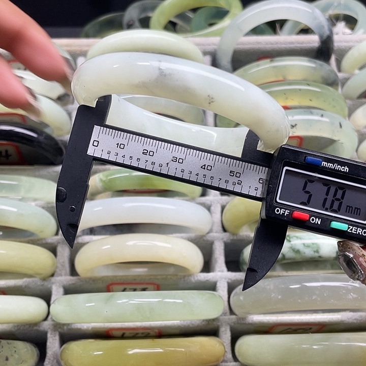 蛇纹石玉未镶嵌手镯200