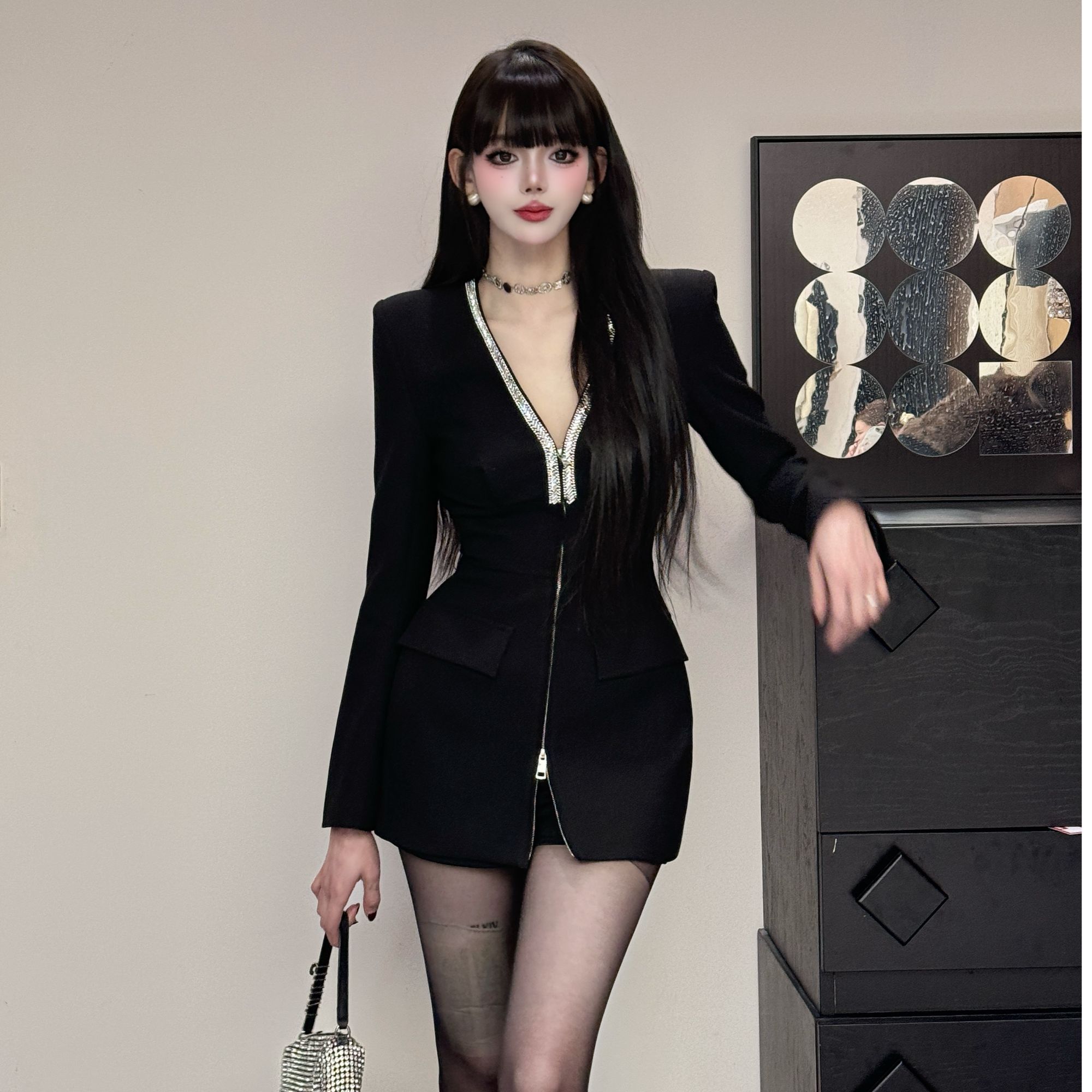 短裙小众V领辣妹风短款连衣裙性感御姐风秋冬设计感荡领修身