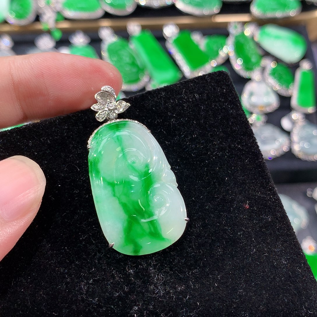 翡翠18K金镶嵌颈饰