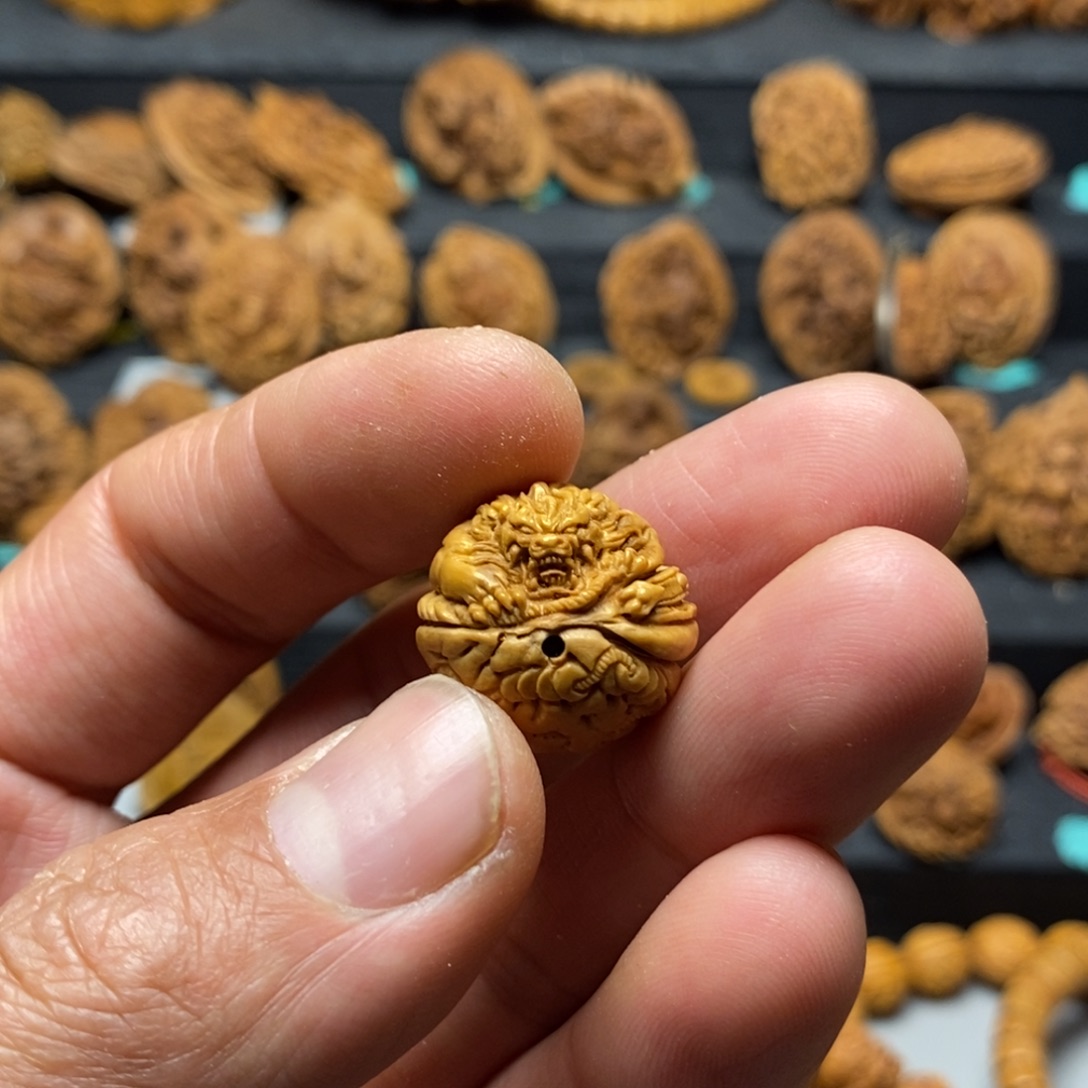 别***.招财貔貅桃核雕刻