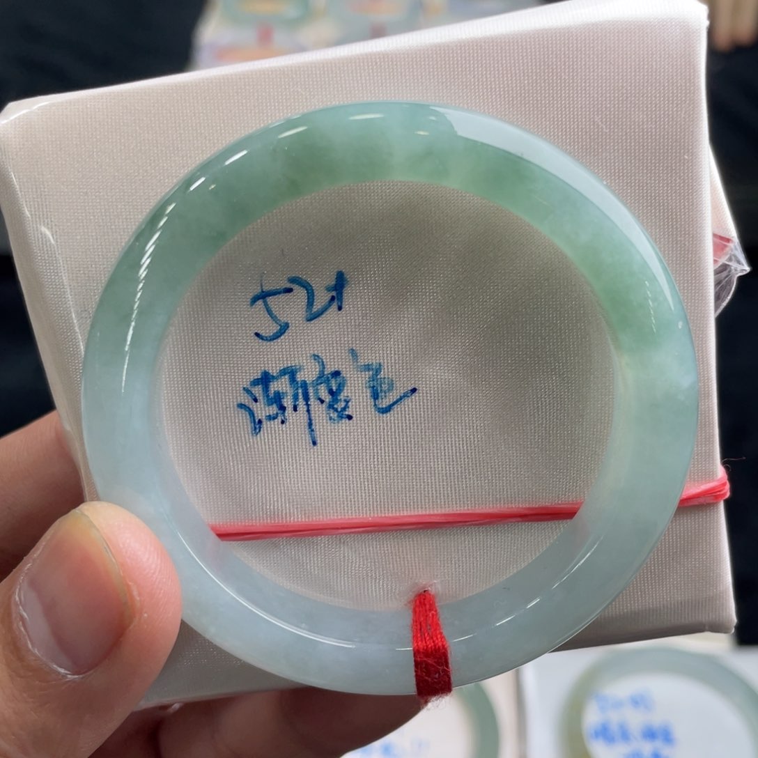 翡翠手镯未镶嵌翡翠手镯