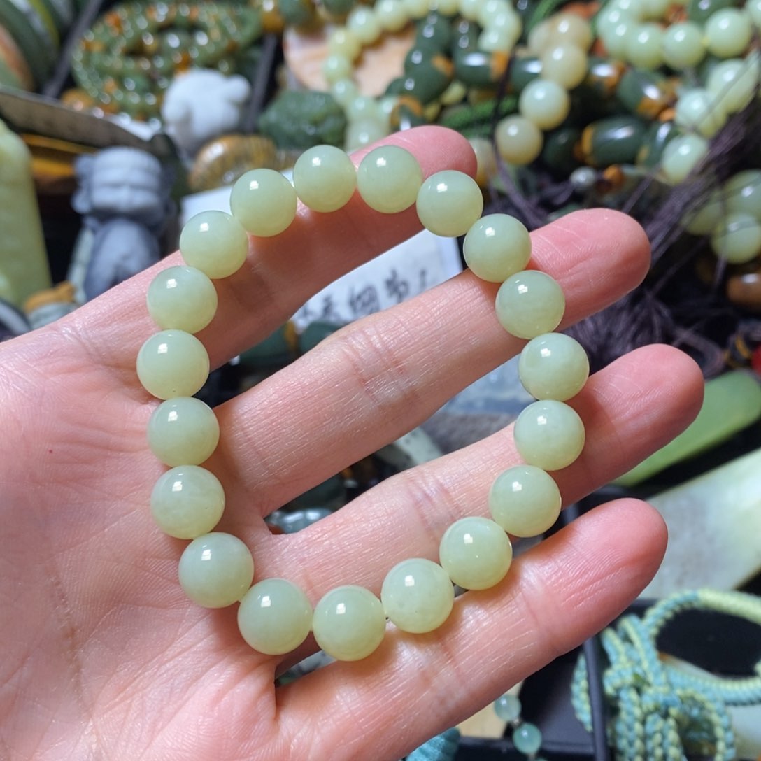 透闪石质玉未镶嵌颈饰