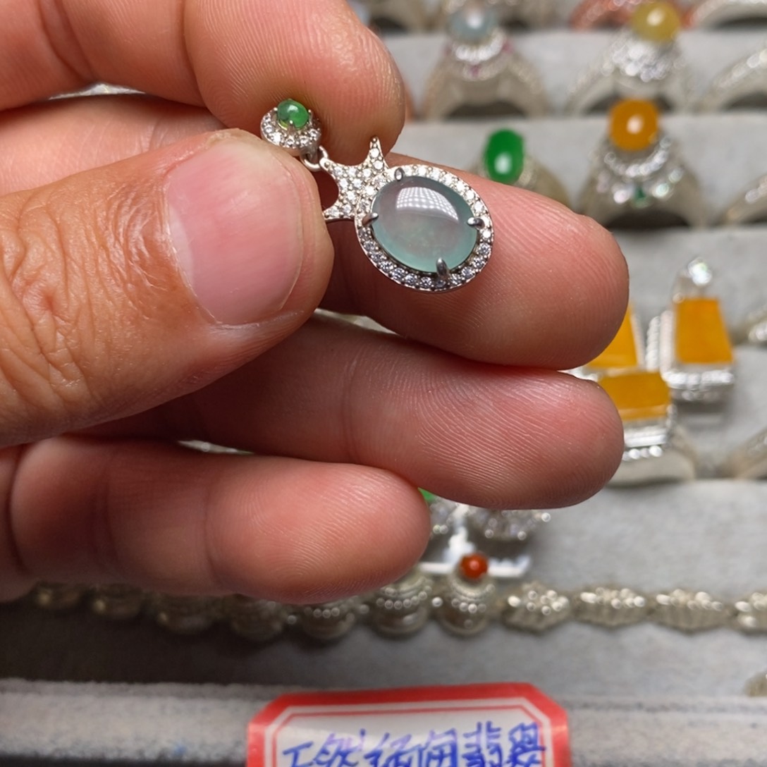 翡翠颈饰未镶嵌吊坠