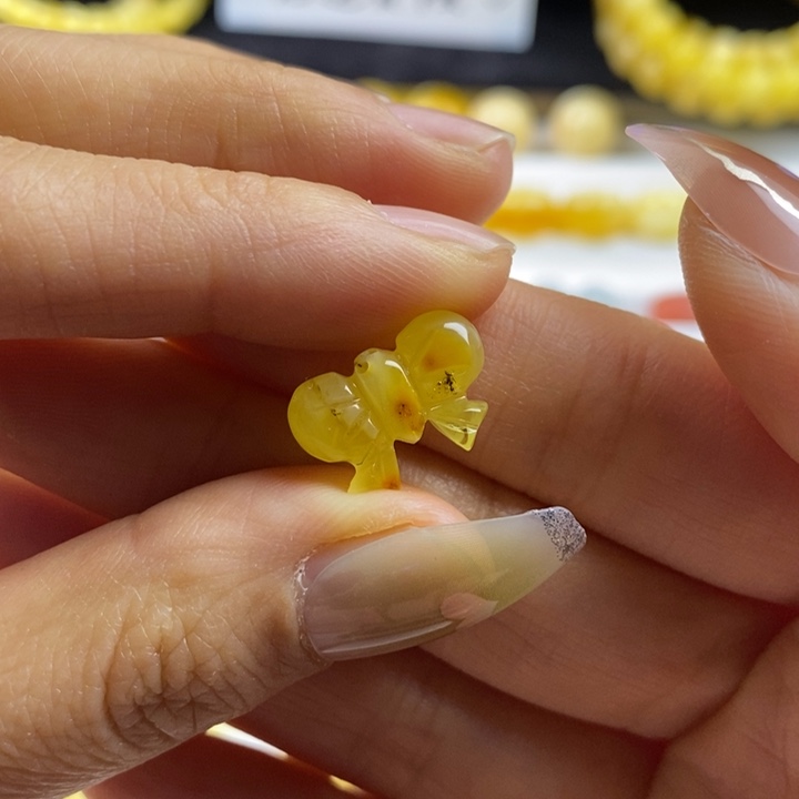 蜜蜡裸石未镶嵌瑕疵