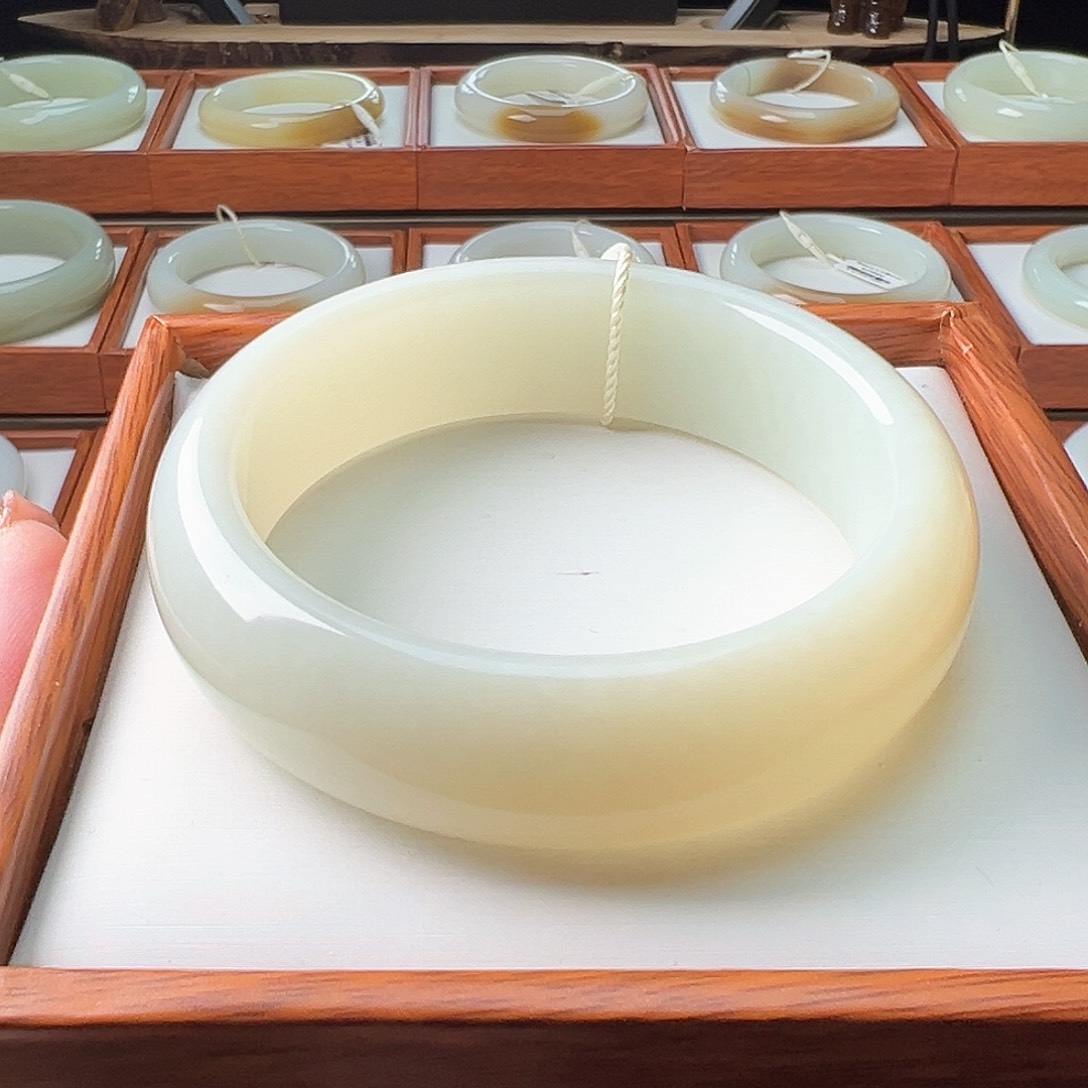 和田玉手镯未镶嵌57