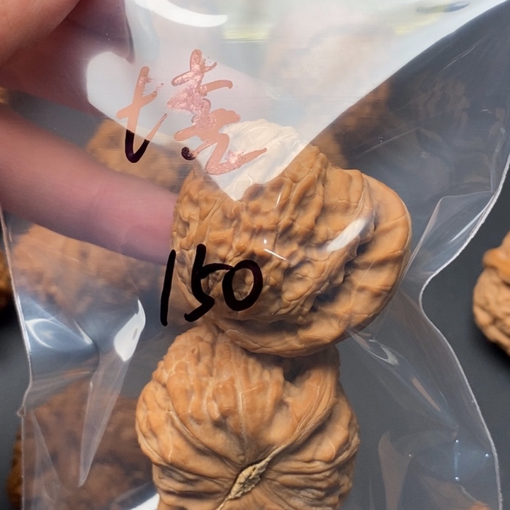 文玩核桃吊坠七*白狮子