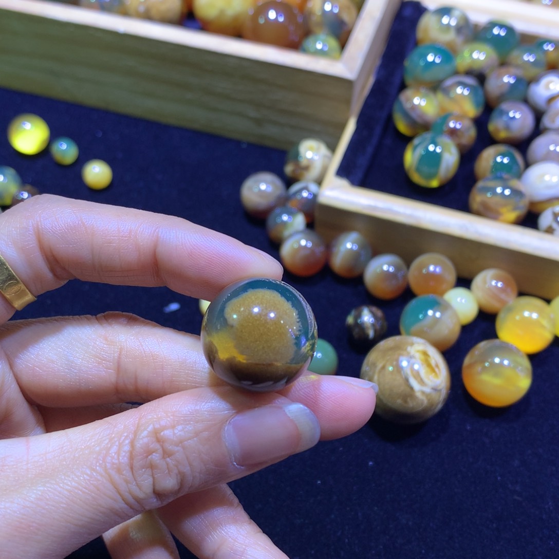 琥珀裸石未镶嵌杨**?金底溶洞蛋黄