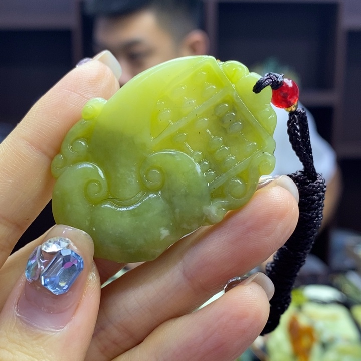 蛇纹石玉未镶嵌颈饰