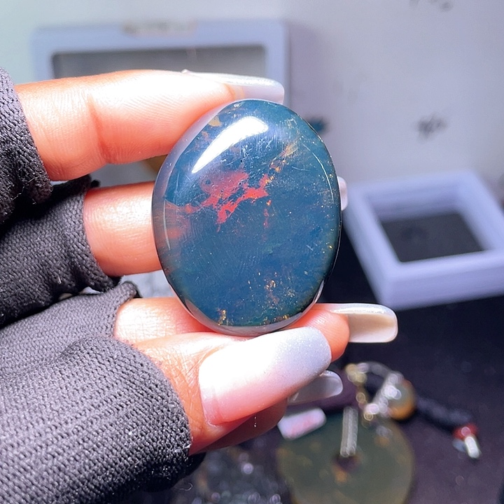 琥珀裸石未镶嵌？