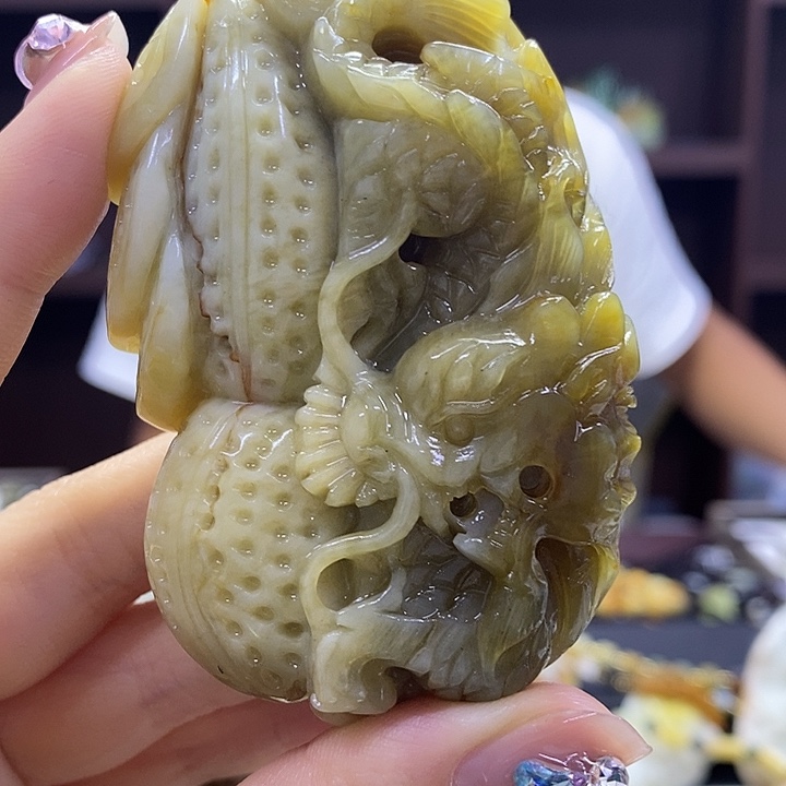 蛇纹石玉未镶嵌颈饰