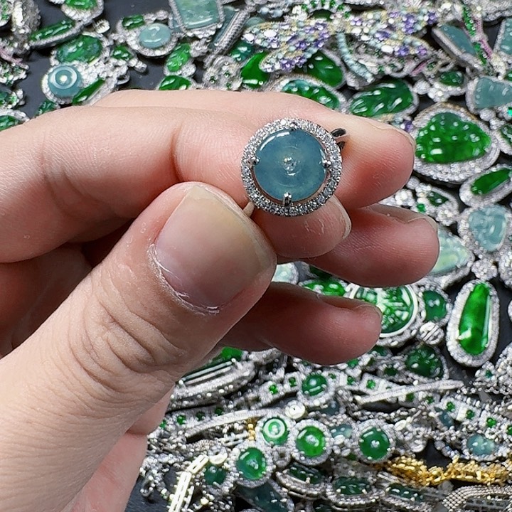 翡翠颈饰未镶嵌天然A货翡翠放漏