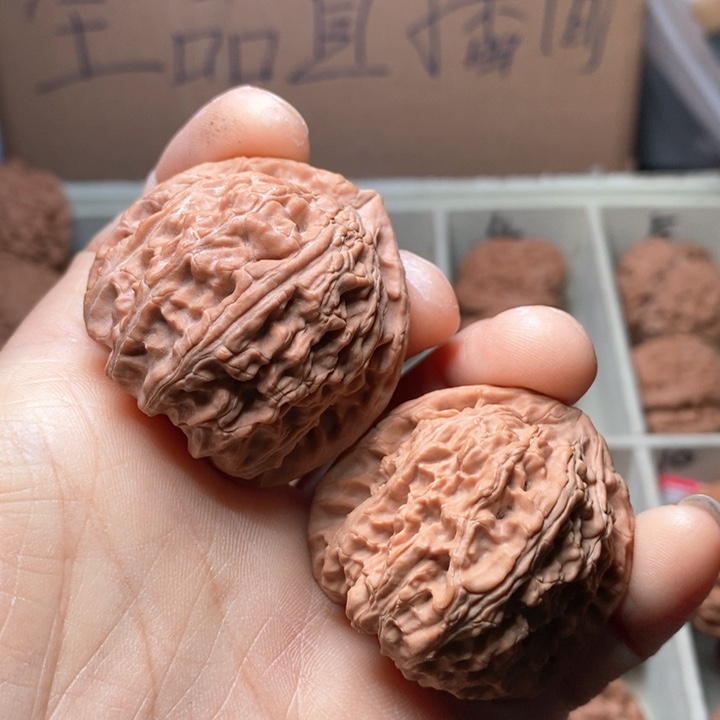 文玩核桃吊坠三角白