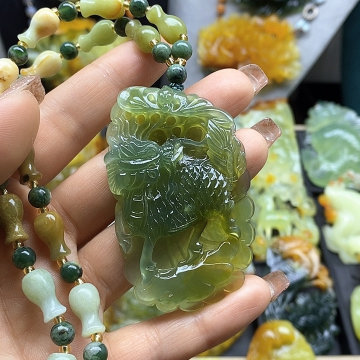 蛇纹石玉挂件未镶嵌