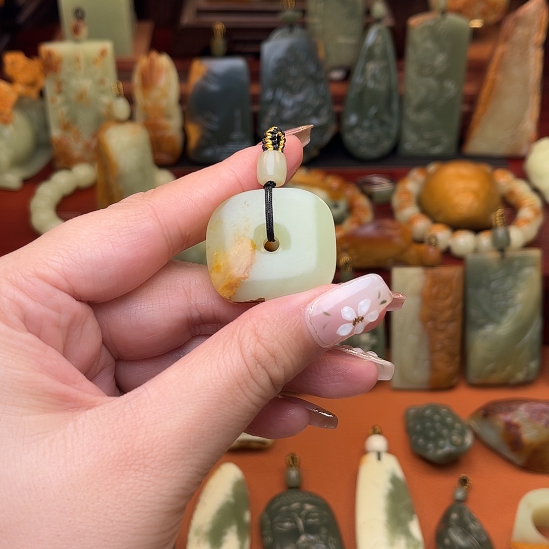 岫岩河磨玉（透闪石质玉）颈饰未镶嵌广****腊