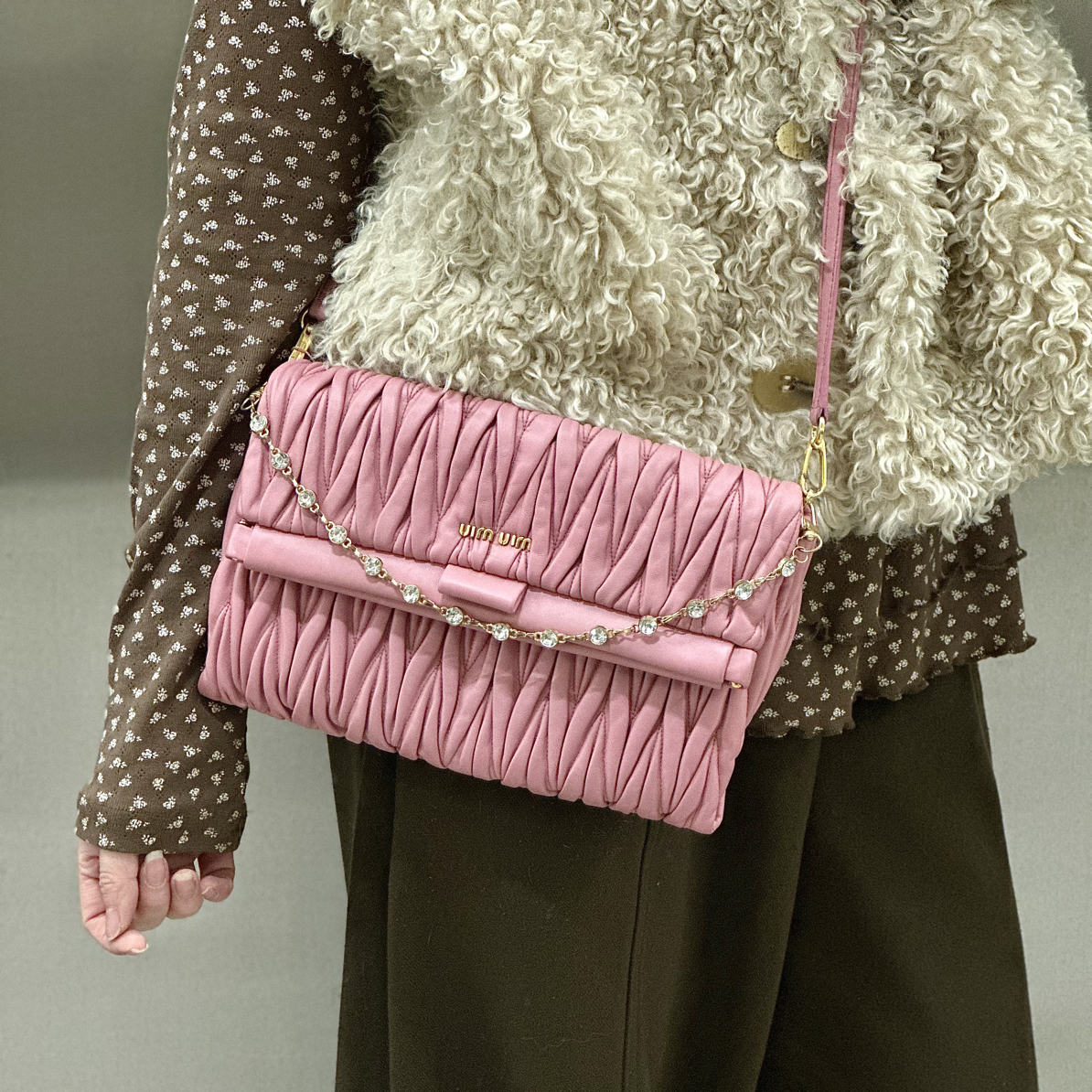 99新 MIU MIU/缪缪 粉色褶皱蛙口2way斜挎包手拿包