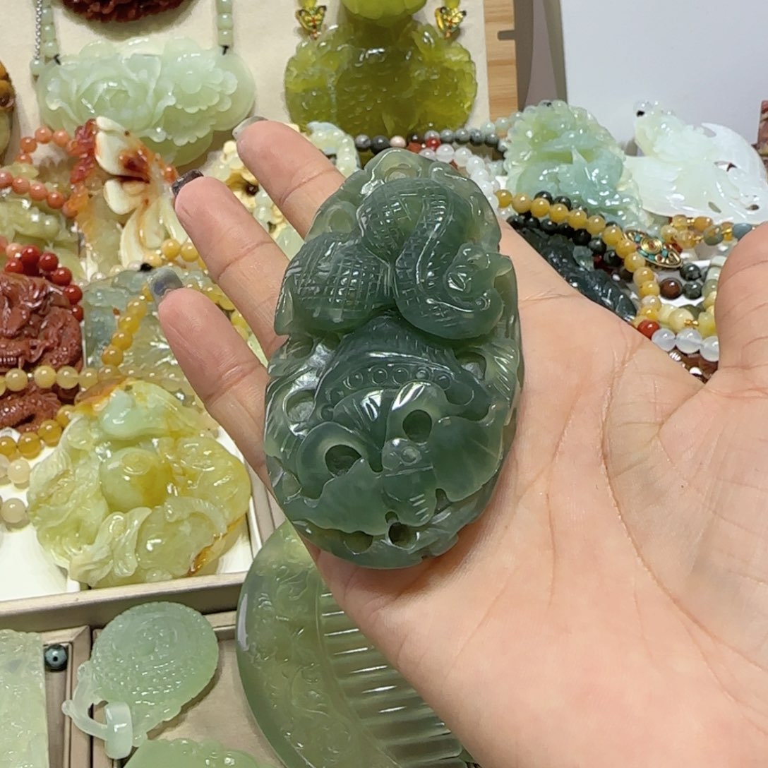 未镶嵌蛇纹石玉吊坠张*猪