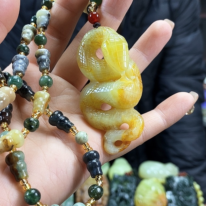 蛇纹石玉吊坠未镶嵌