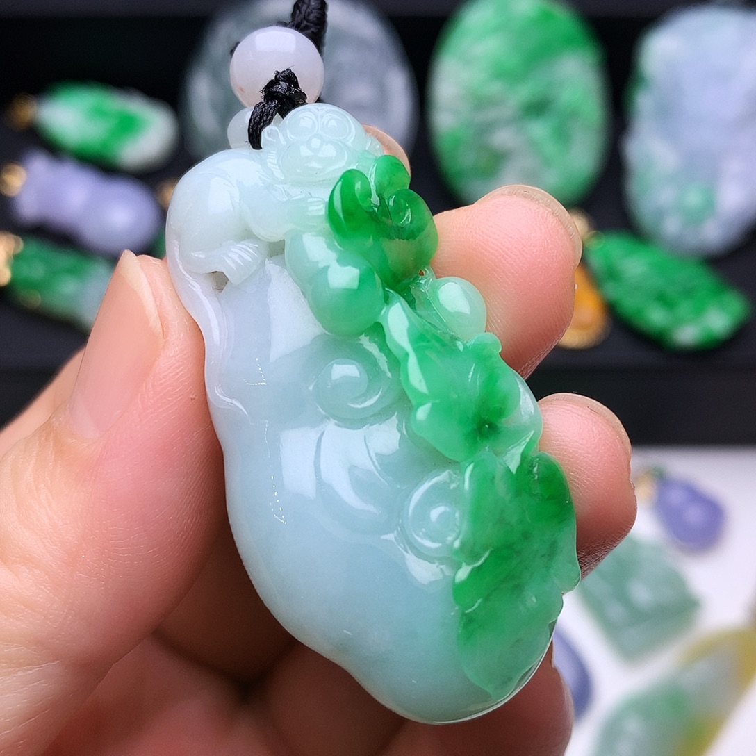 翡翠未镶嵌颈饰如意