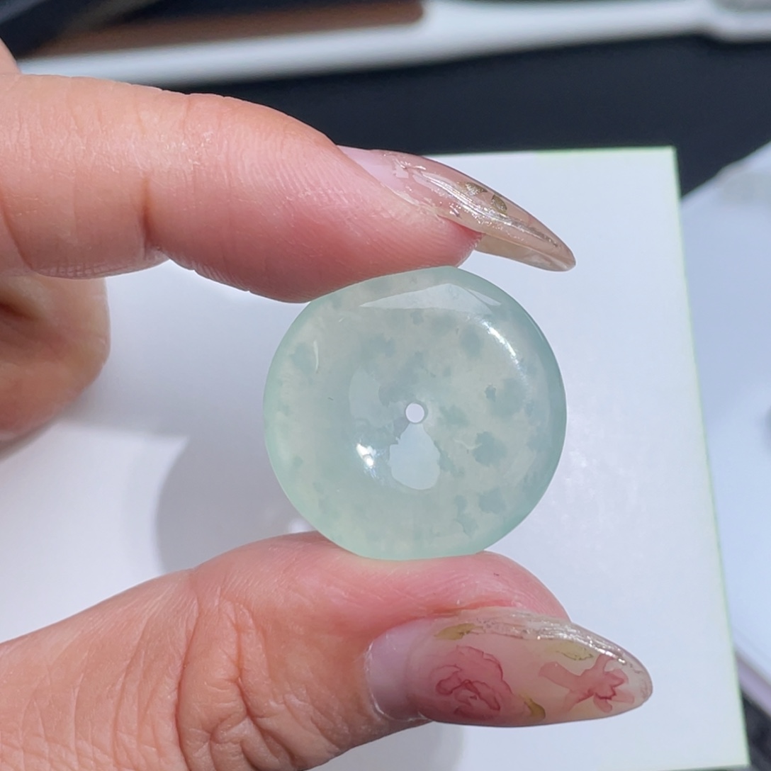 翡翠未镶嵌颈饰平安扣