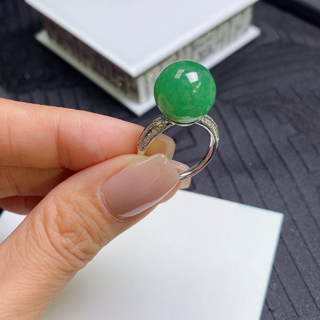 w***i翡翠18K金镶嵌戒指珠珠