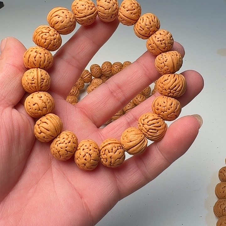 桃核吊坠树王纽扣手串