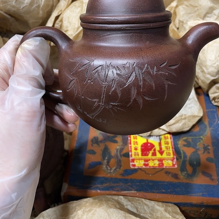 紫砂茶壶矿泥料，手工制作的一把紫砂壶。