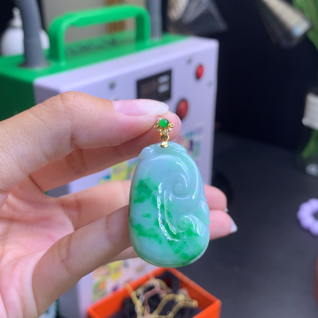 翡翠18K金镶嵌颈饰