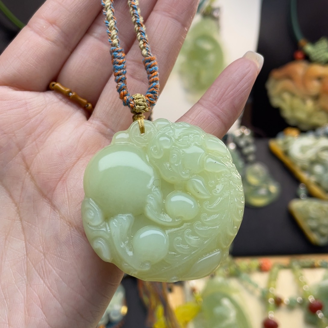 蛇纹石玉未镶嵌颈饰