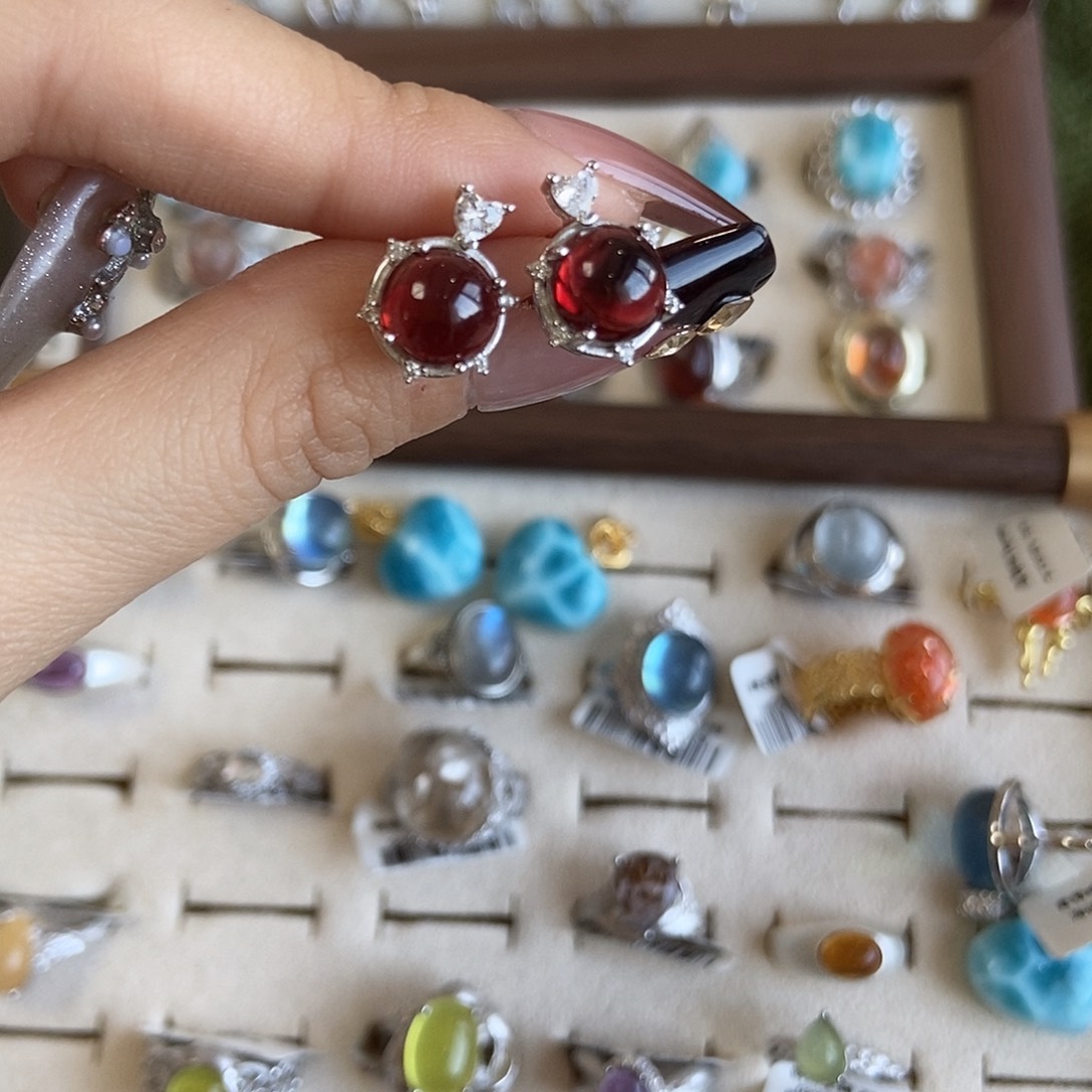 吃***包烟晶戒指银S925镶嵌石榴石耳钉168