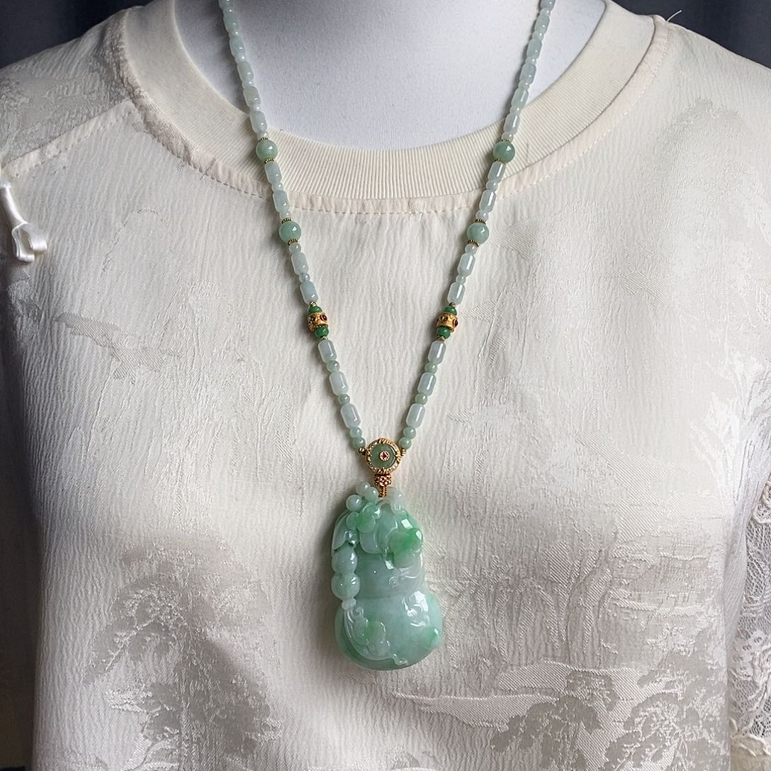 翡翠未镶嵌吊坠(赠链)