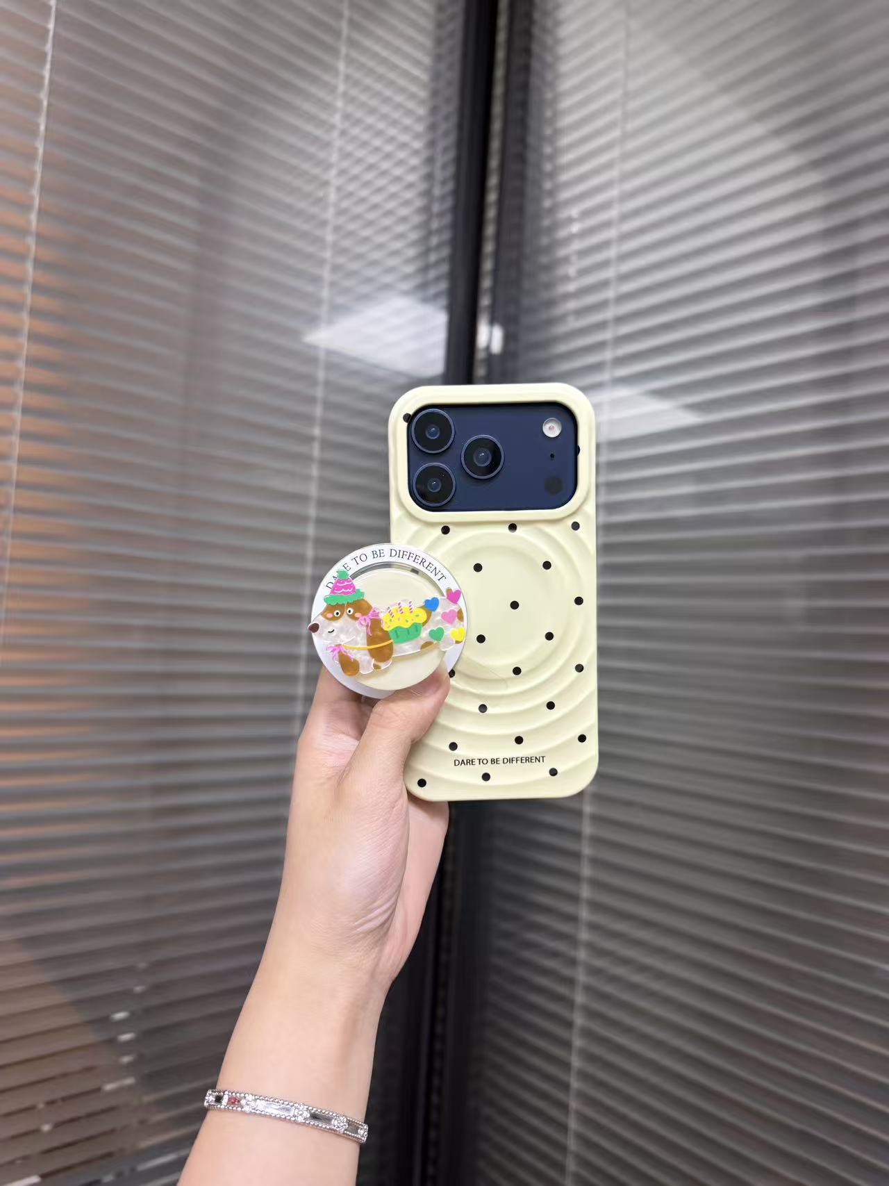 黄底黑波点爱心腊肠狗硬背软边波漾磁吸手机壳一套适用于17Promax