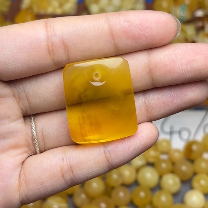 蜜蜡未镶嵌珠宝奇石金绞蜜妖花无事牌 微微瑕