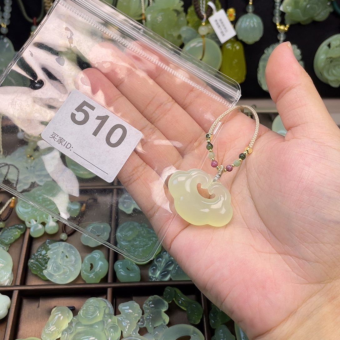 爱***龙蛇纹石玉未镶嵌颈饰