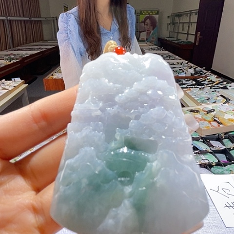 翡翠未镶嵌颈饰一个