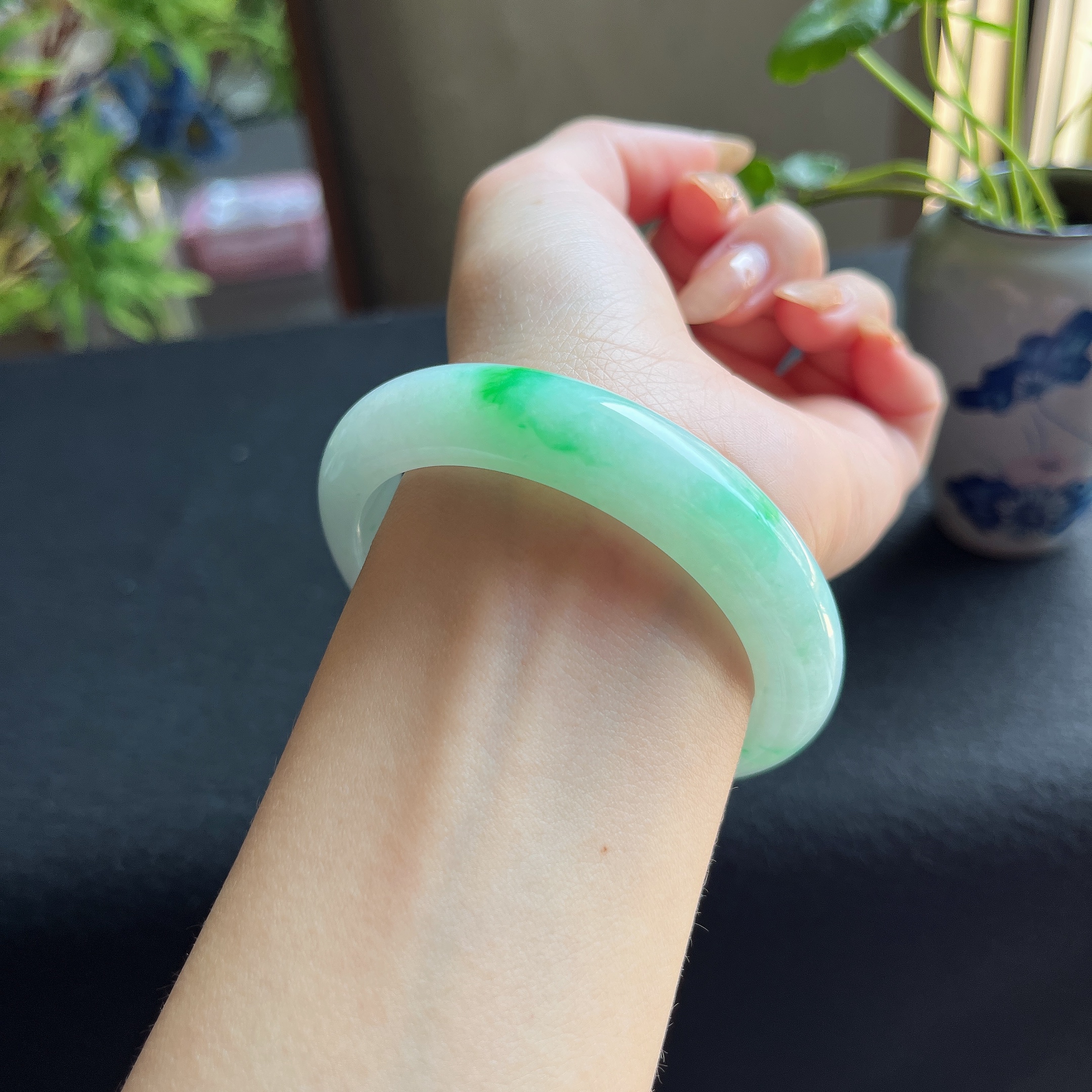 缅甸天然翡翠A货上涨冰种阳绿正装宽版55圈口白底青正品直播飘绿