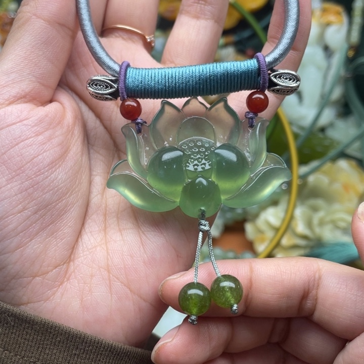 蛇纹石玉吊坠合金