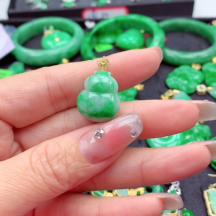 翡翠颈饰18K金镶嵌翡翠