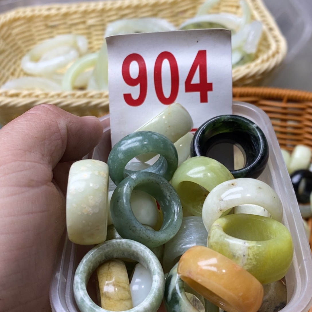 蛇纹石玉挂坠未镶嵌