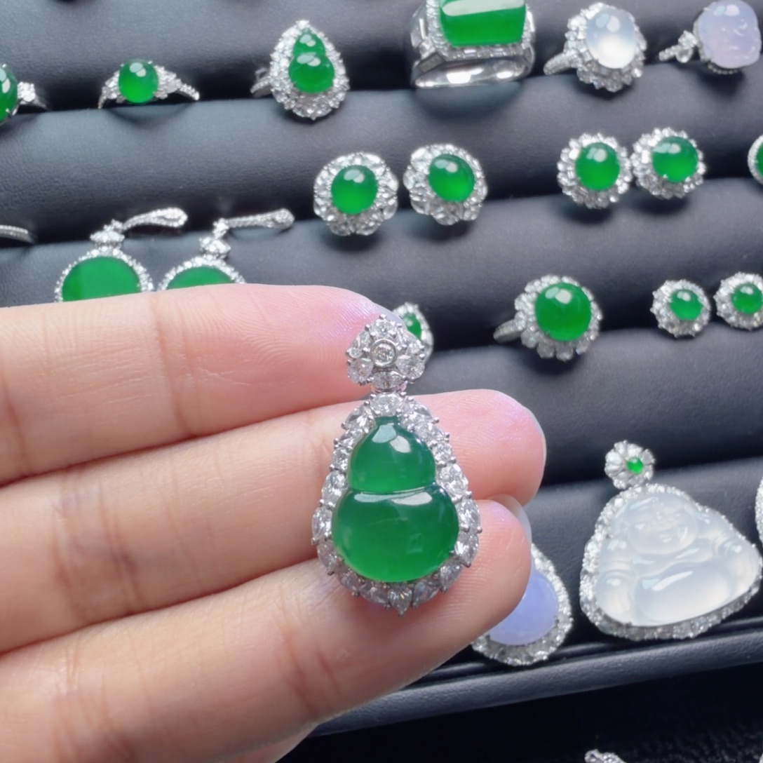 翡翠18K金镶嵌颈饰吊坠