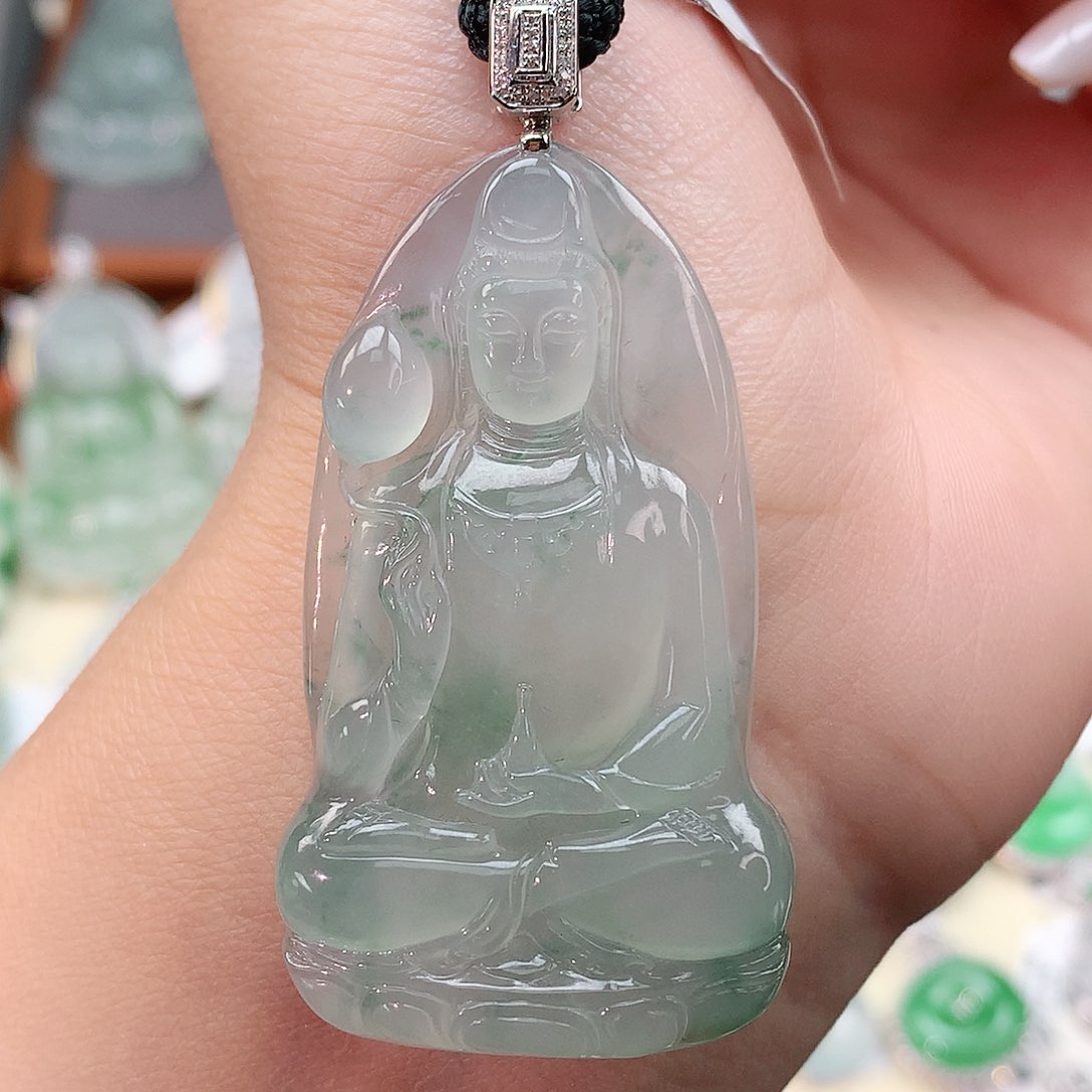 颈饰18K金镶嵌翡翠观音