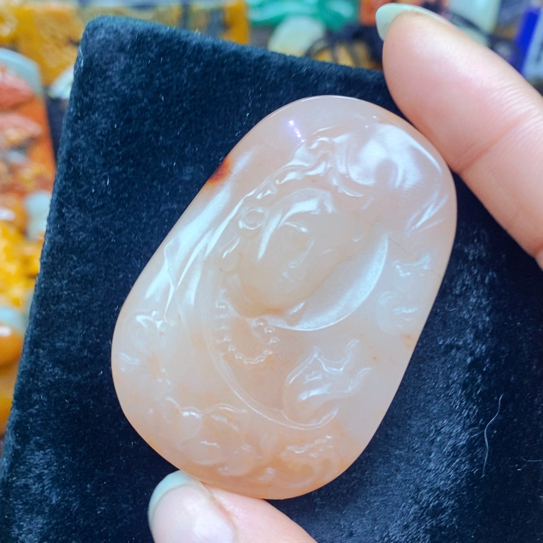 未镶嵌石英质玉（黄龙玉）颈饰