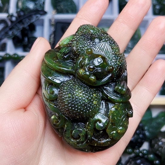 蛇纹石玉颈饰合金