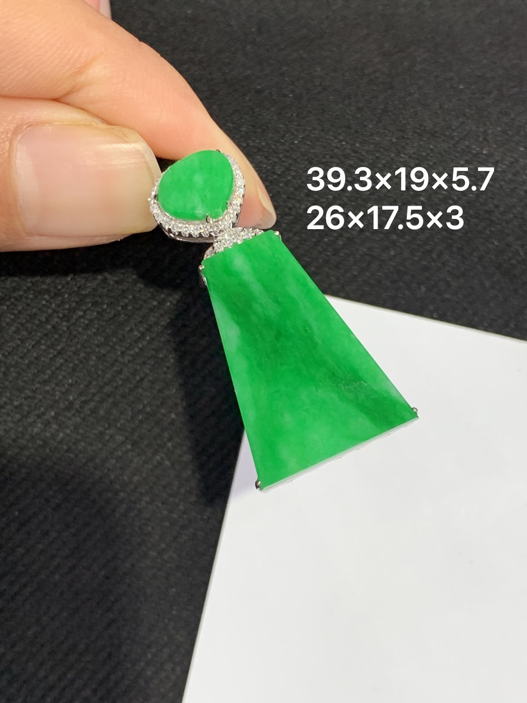 18K金镶嵌天然缅甸翡翠阳绿无事牌吊坠