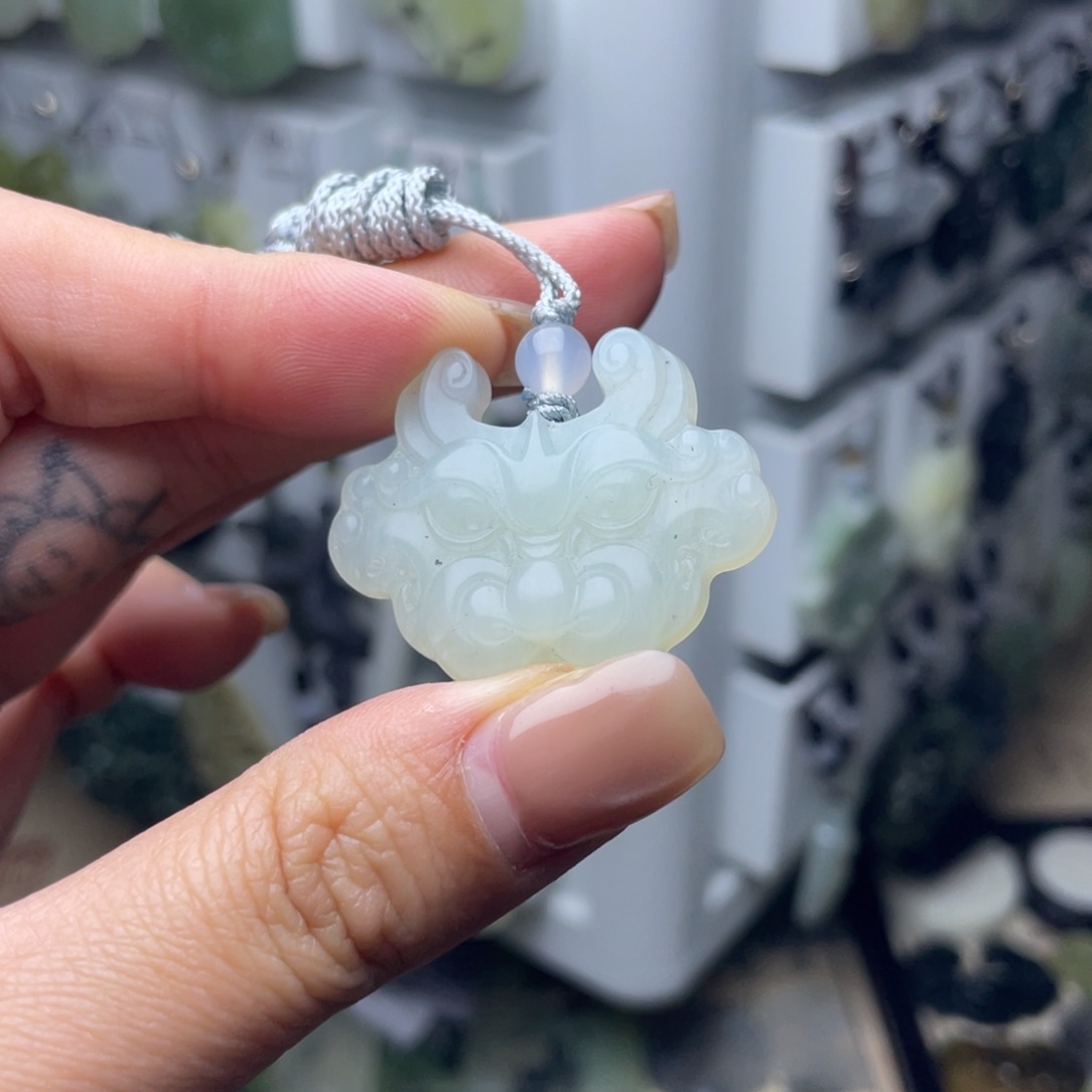 岫玉未镶嵌颈饰兽面