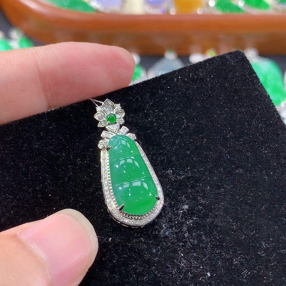 翡翠18K金镶嵌颈饰