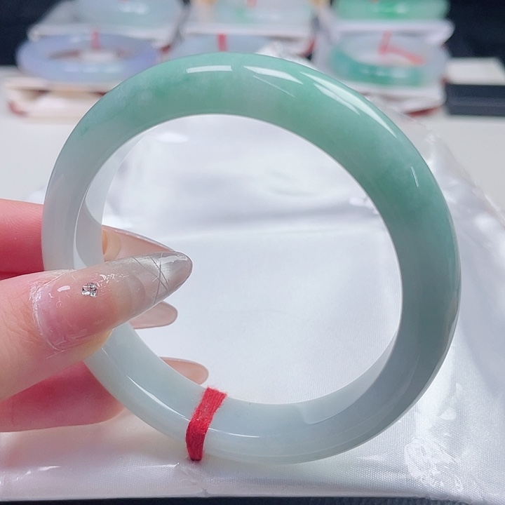 翡翠手镯未镶嵌缅甸