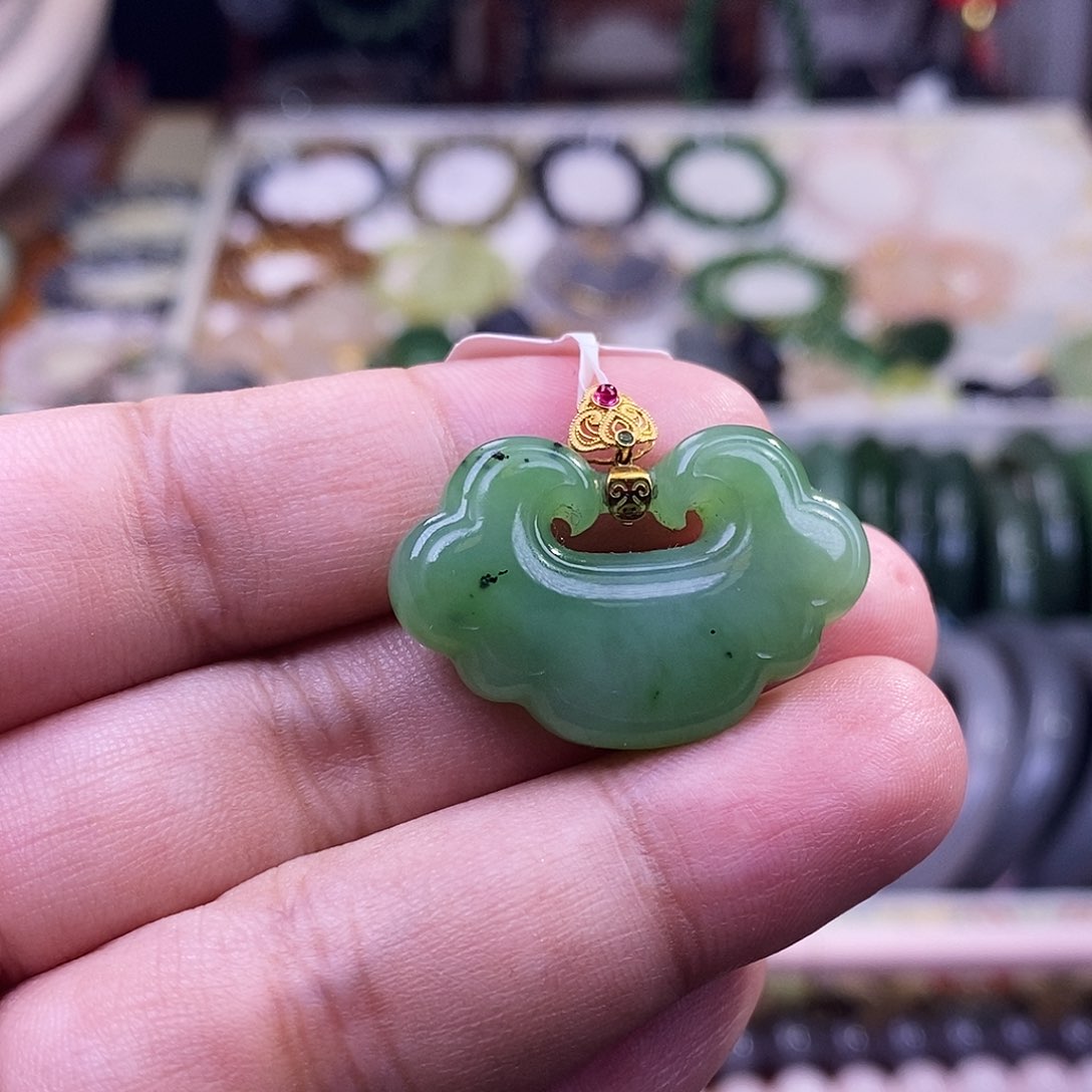 颈饰未镶嵌和田玉乌兰海俄料老料猕猴桃冰底金镶如意锁