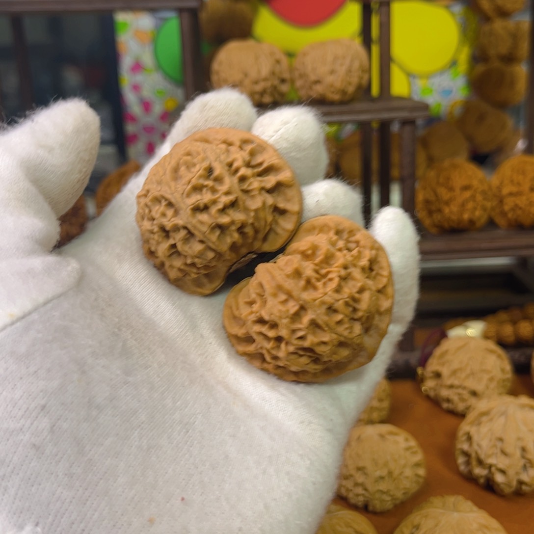 文玩核桃吊坠高****粉文玩核桃宫灯狮子头全品