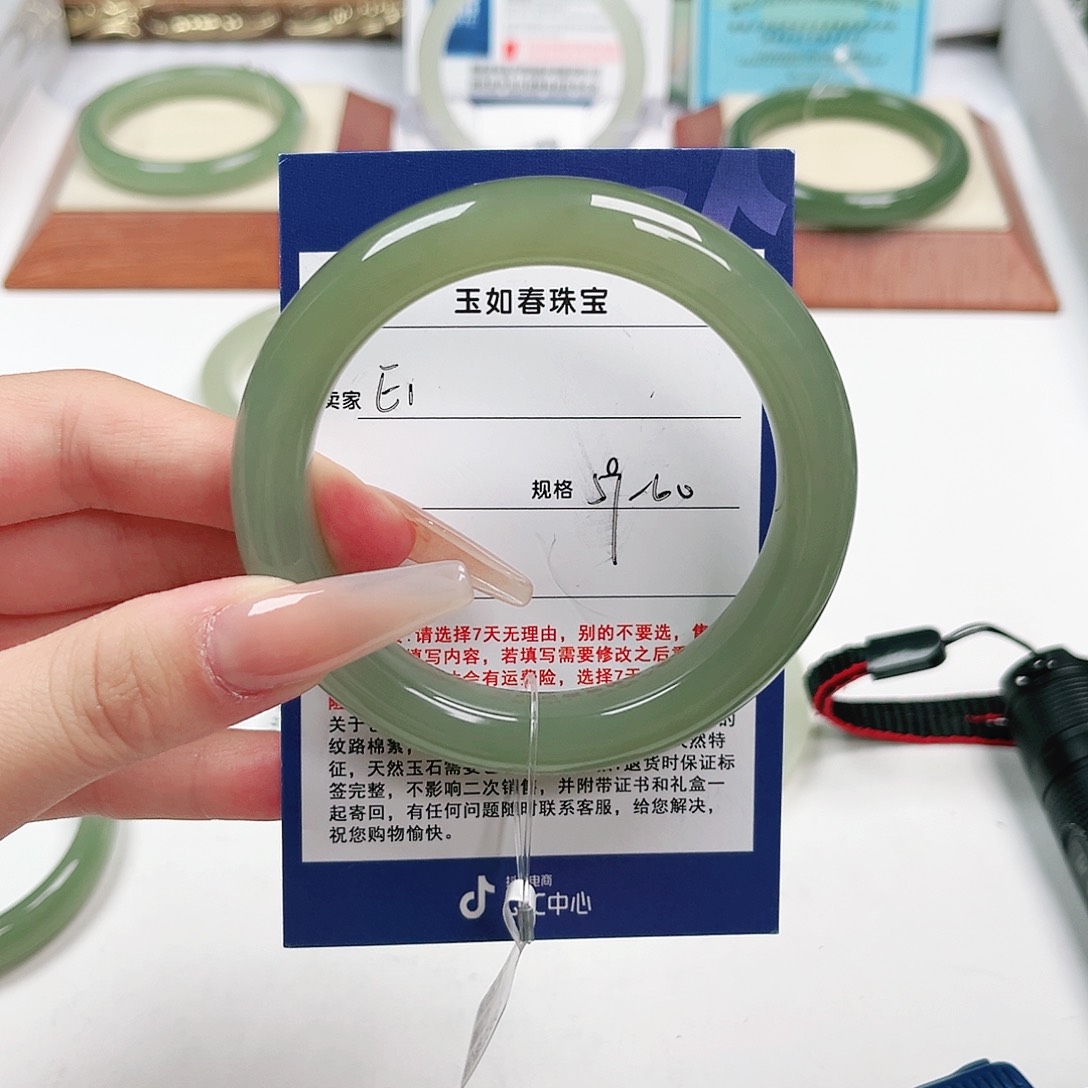 慌****和田玉手镯未镶嵌