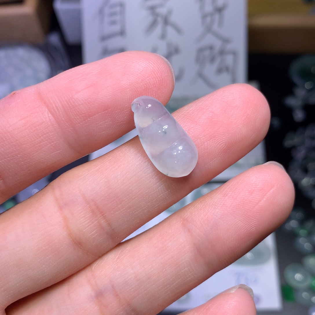 翡翠未镶嵌颈饰豆子